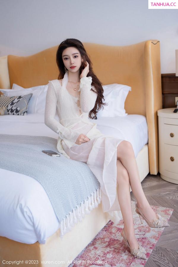   [XiuRen]高清写真图 2023.11.14 No.7658 苏曼兮 长裙美腿第5张图片